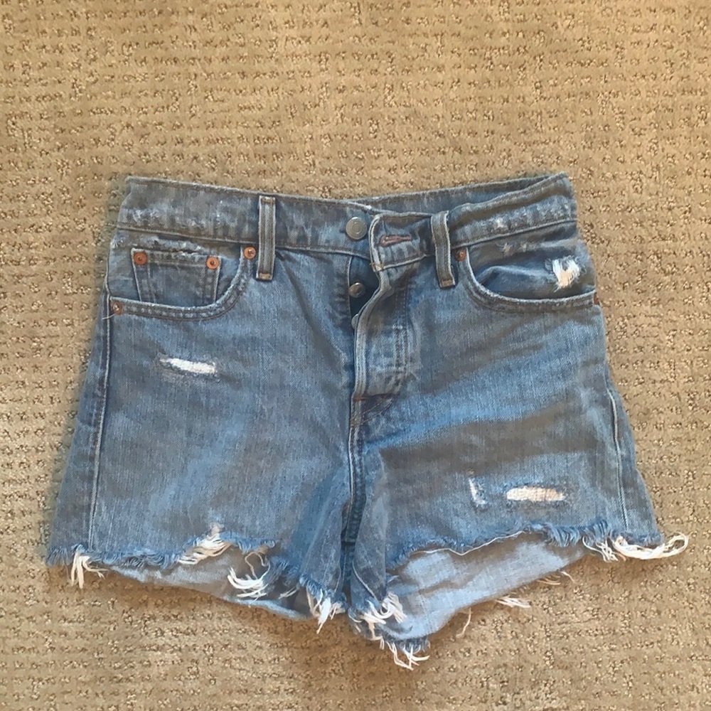 never worn Levi’s shorts